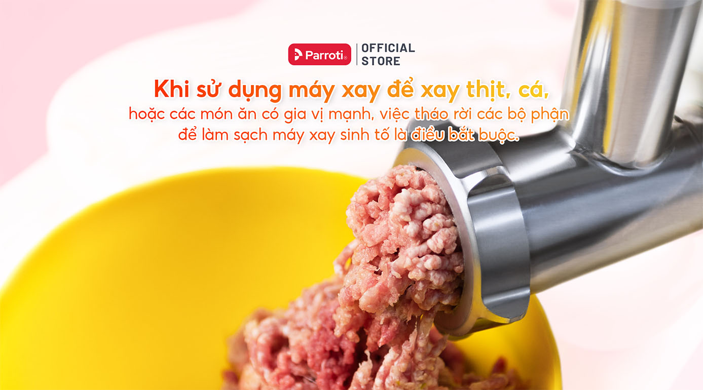 Khi sử dụng máy xay để xay thịt, cá, hoặc các món ăn có gia vị mạnh, việc tháo rời các bộ phận để làm sạch máy xay sinh tố là điều bắt buộc.