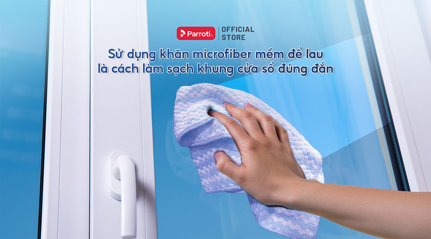 Sử dụng khăn microfiber mềm để lau là cách làm sạch khung cửa sổ đúng đắn