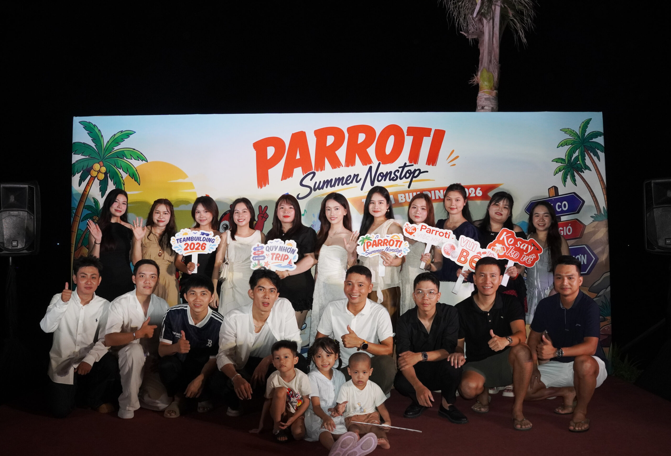 Company Trip Gala Dinner Ảnh Tập Thể